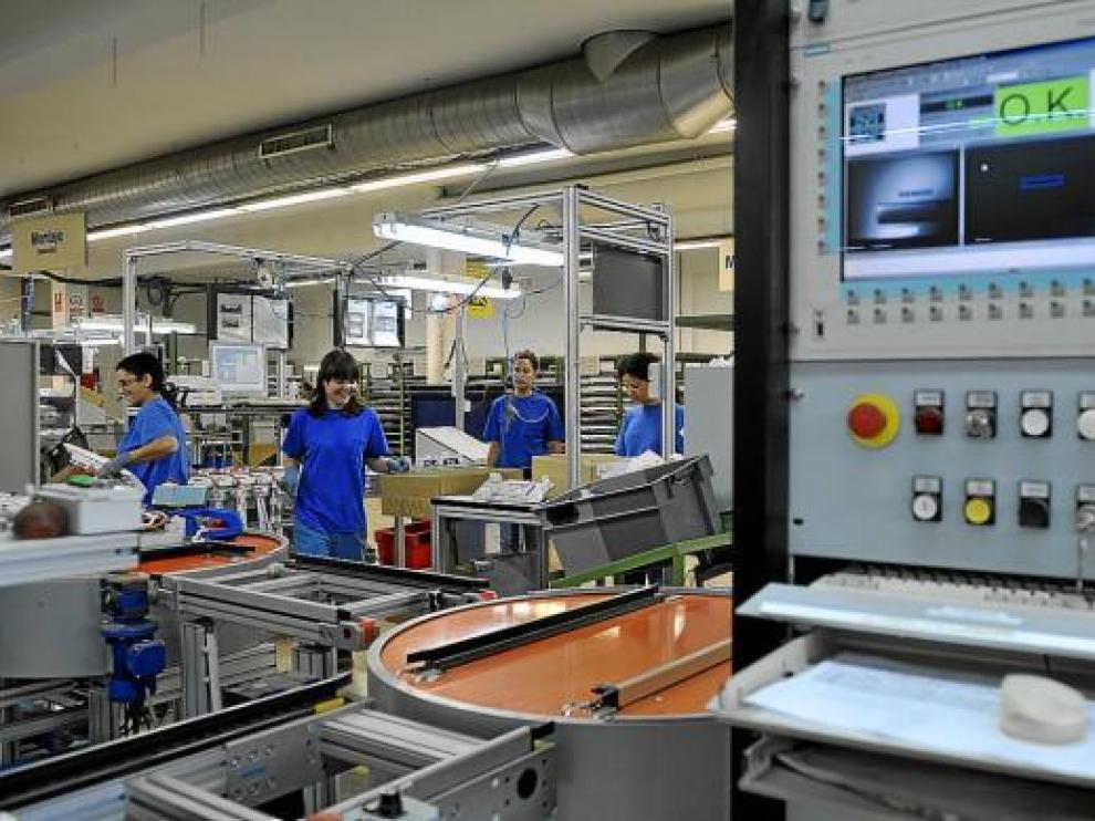 Algunas de las trabajadoras de la planta que Incaelec tiene en el polígono El Portazgo de Zaragoza.