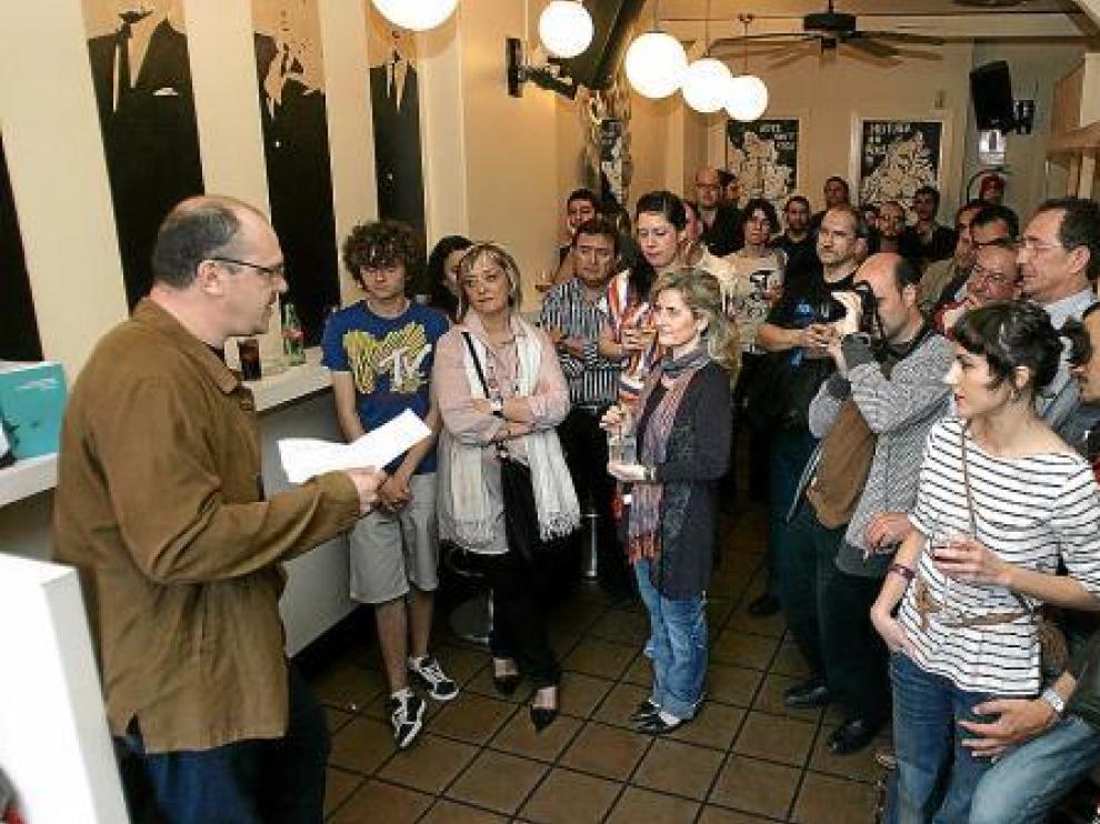 Chusé Raú Usón lee unas palabras ante los congregados ayer en el Bacharach.