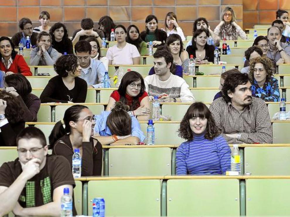 Estudiantes licenciados en Medicina -una de las carreras con más plazas- en el examen MIR.