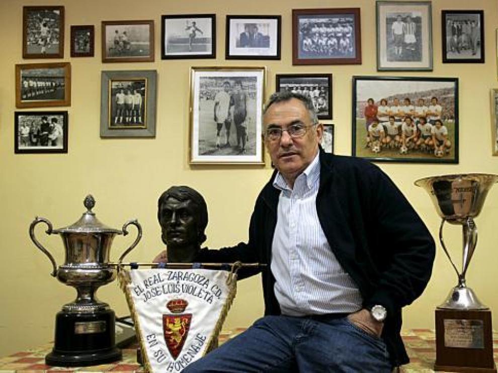 José Luis Violeta posa junto a joyas del zaragocismo.