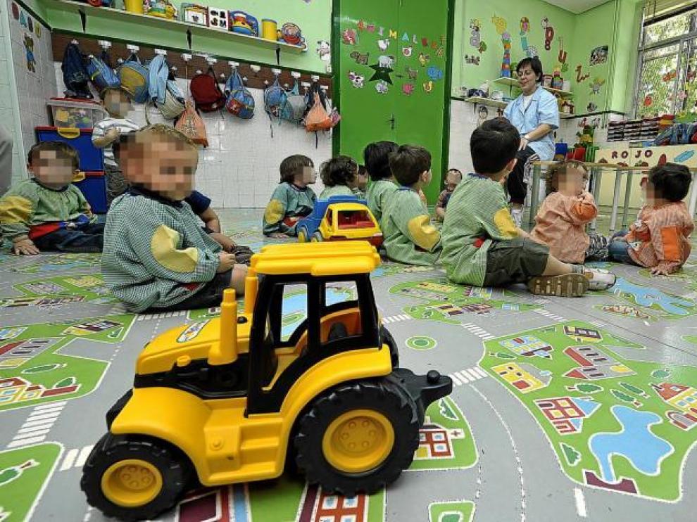 Unos pequeños juegan en la guardería de la Fundación de la Caridad, en la capital aragonesa.