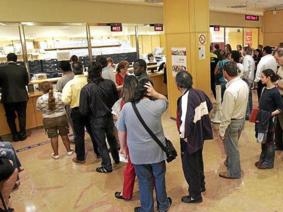 La oficina de Recaudación Ejecutiva de Vicente Berdusán se llenó de contribuyentes tras la última oleada de avisos de embargo