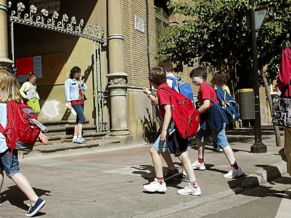Un grupo de alumnos de Educación Primaria, ayer a la salida del colegio Gascón y Marín de Zaragoza.
