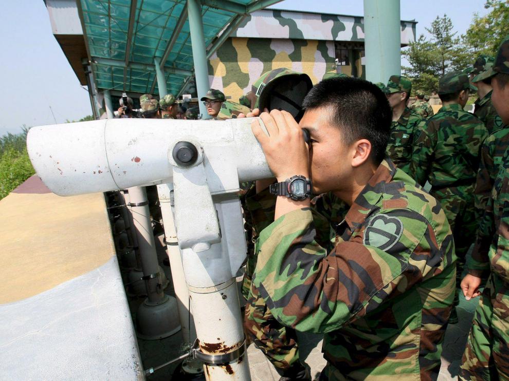 Soldados surcoreanos vigilan la fontera con Corea del Norte