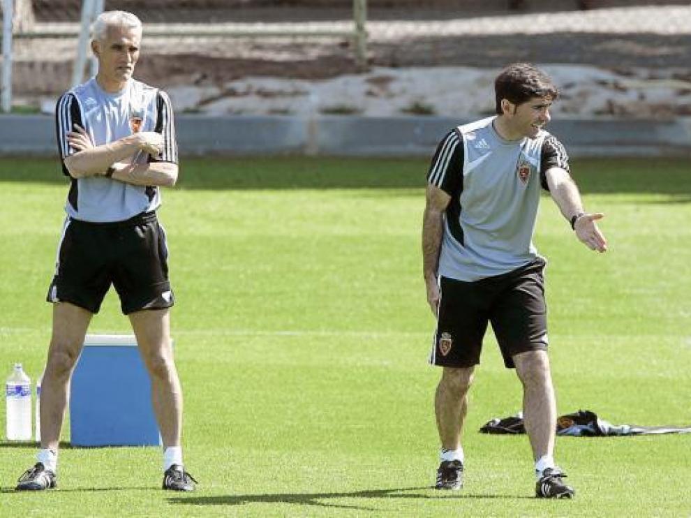 Marcelino imparte órdenenes ante la mirada de su ayudante, Rubén Uría.