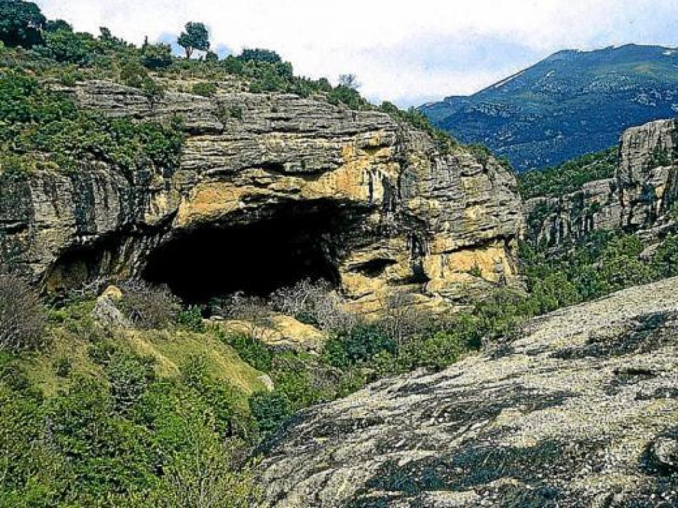 Entrada a la cueva de Chaves, en Bastarás, en la que se ha arrasado un yacimiento neolítico.