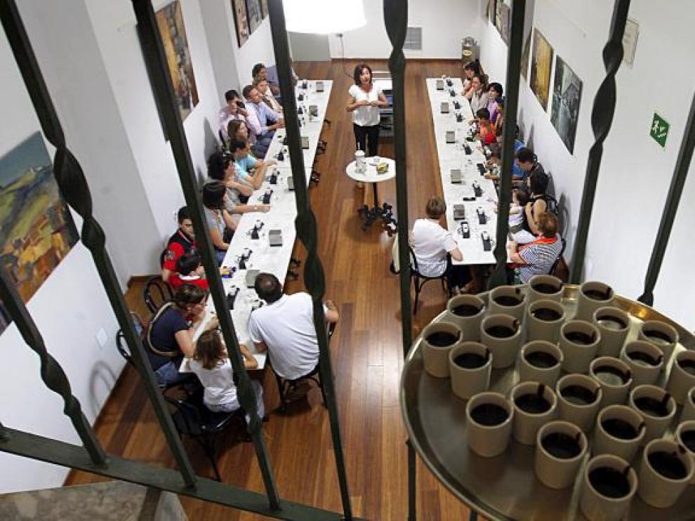 Cata de cuatro tipos de chocolate en la bodega de la Chocolatería Valor
