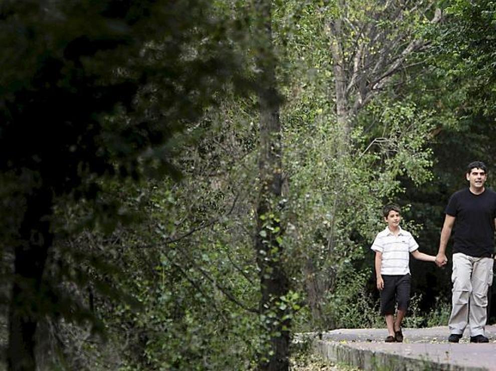 Pepe Matesanz y sus hijos, a los que dedica el cuento que escribió, en una selva distinta a la de su escrito: la de las riberas del Ebro.