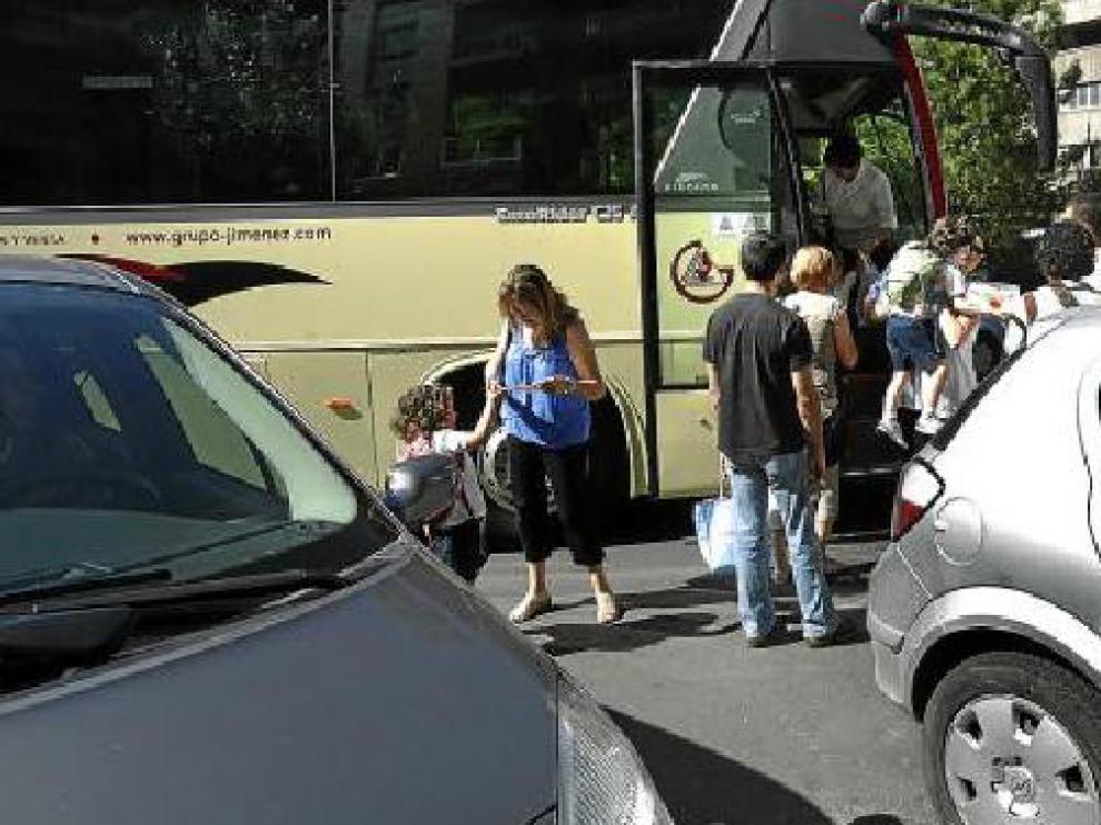 Los padres deben salir a la calzada para recoger a sus hijos cuando bajan del autobús
