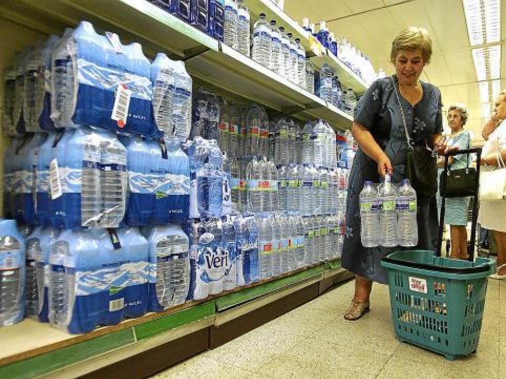 Mari Luz Quintián compra agua en un supermercado.