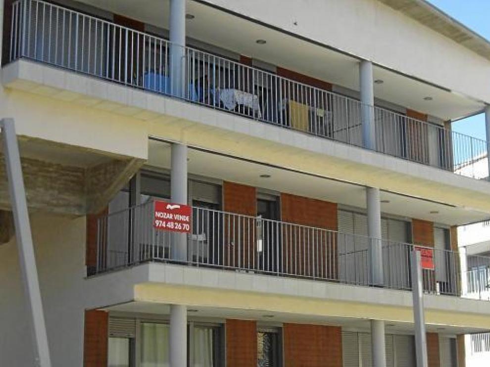 Imagen de archivo de carteles de venta en las viviendas acabadas de la urbanización Las Margas.