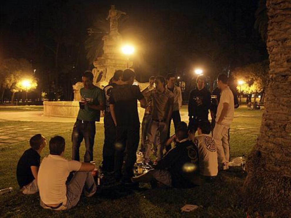 Un grupo de amigos hacen botellón en el parque Grande.