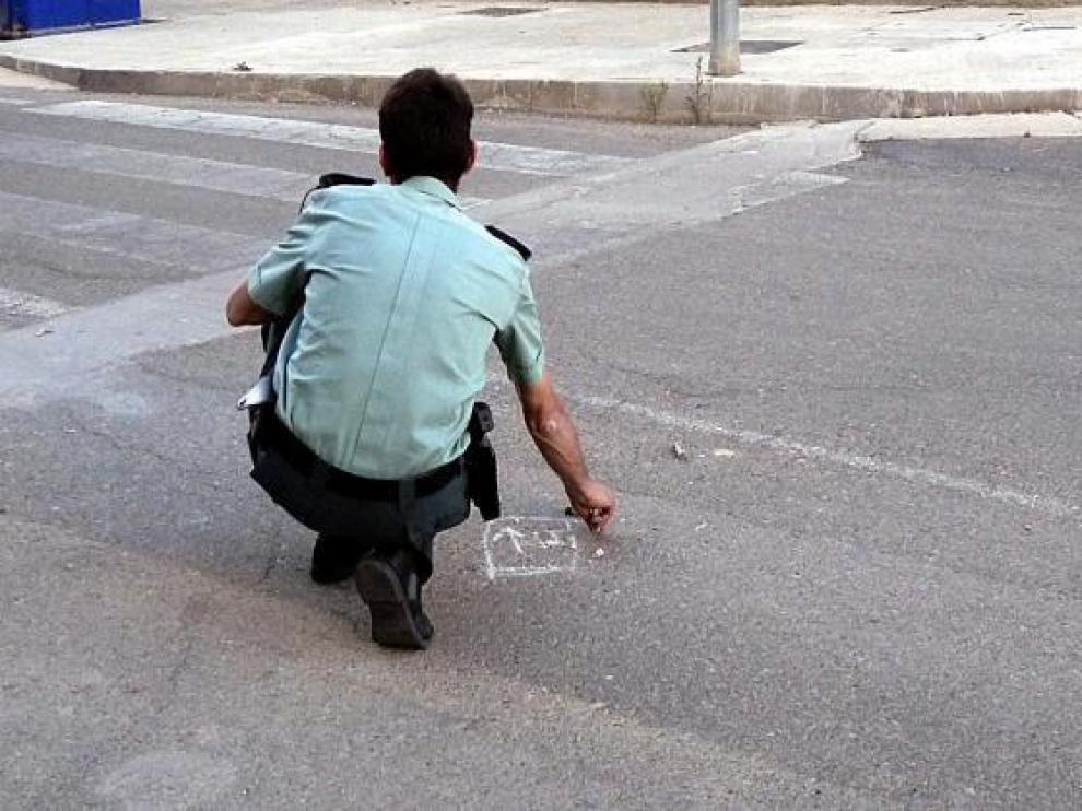 Dos agentes, en el lugar de los hechos, poco después de haber sido reducido el agresor.