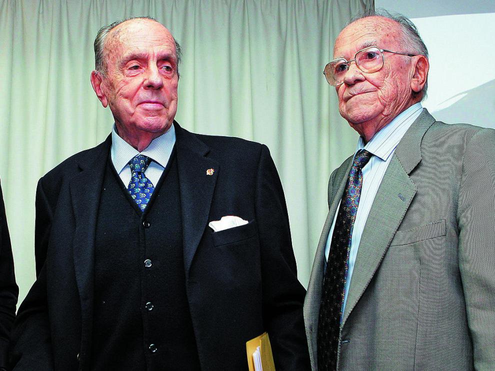 Manuel Fraga (i) y Santiago Carrillo, antes de participar hoy en una mesa redonda sobre "Protagonistas y significado de los Pactos de la Moncloa"
