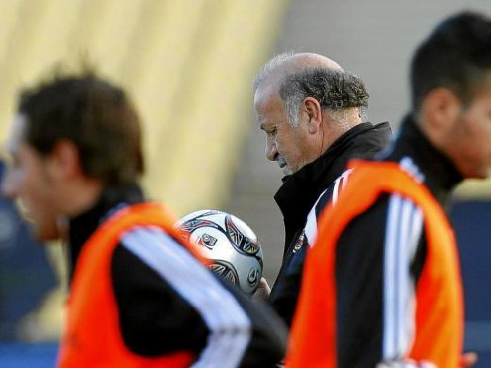 Vicente Del Bosque, cabizbajo durante el entrenamiento de ayer de la selección española.