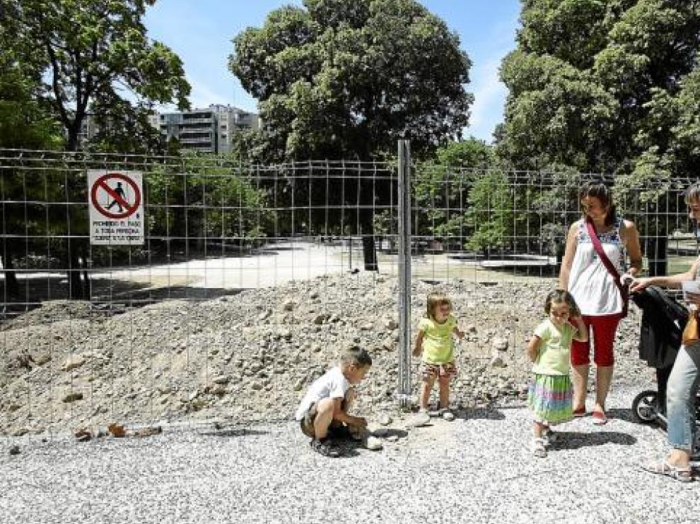 Las obras terminarán en cinco meses y costarán 997.400 euros. Sonia Bielsa y Elisa Perales, en la imagen con sus hijos, se quejan de la fecha de las obras y de que no se haya hecho en más fases.
