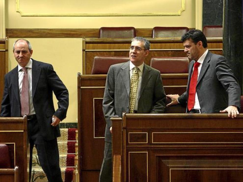 Los diputados autonómicos Carlos Tomás, Chesús Bernal y Javier Allué, en el Congreso.