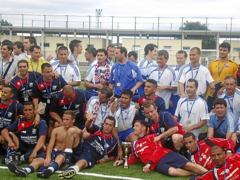 El conjunto aragonés posa con el rival una vez conquistado el título.