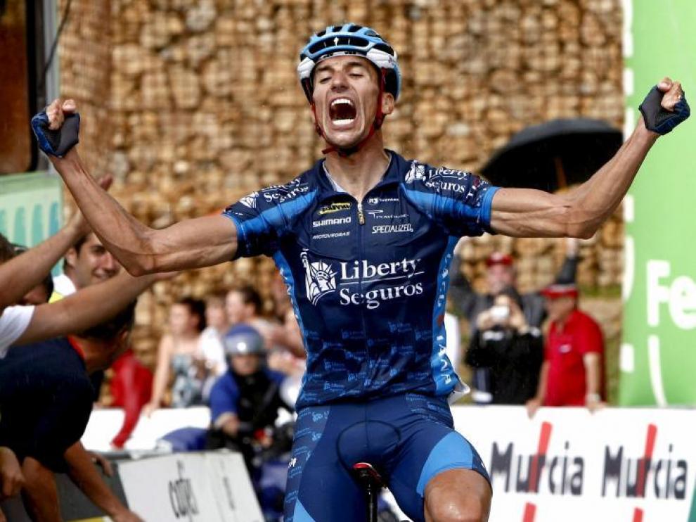 El ciclista del Liberty Seguros Rubén Plaza celebra su triunfo en el Campeonato de España de ciclismo en ruta celebrado en Cantabria.