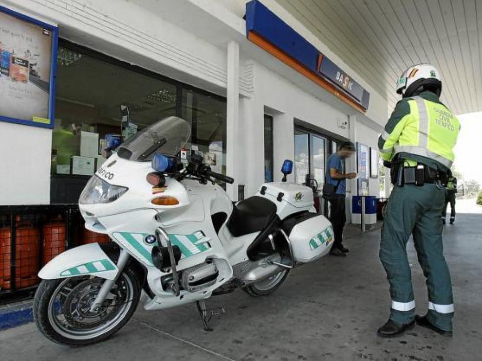 La Guardia Civil saliendo ayer de la gasolinera para 'peinar' carreteras y pueblos cercanos.