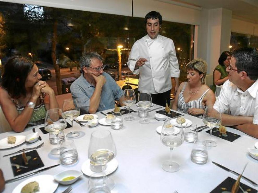 David Boldova, chef del Novodabo, explica a los clientes la 'Terrina casera de foie gras'.