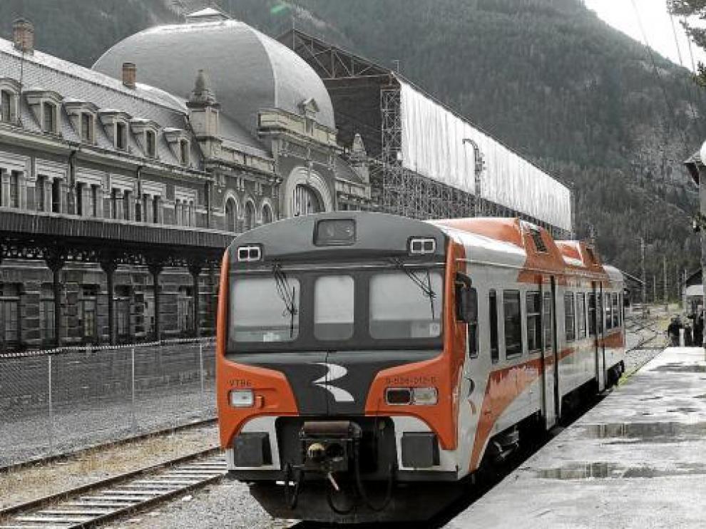 Un tren parado en la estación ferroviaria de Canfranc, en una imagen de archivo.