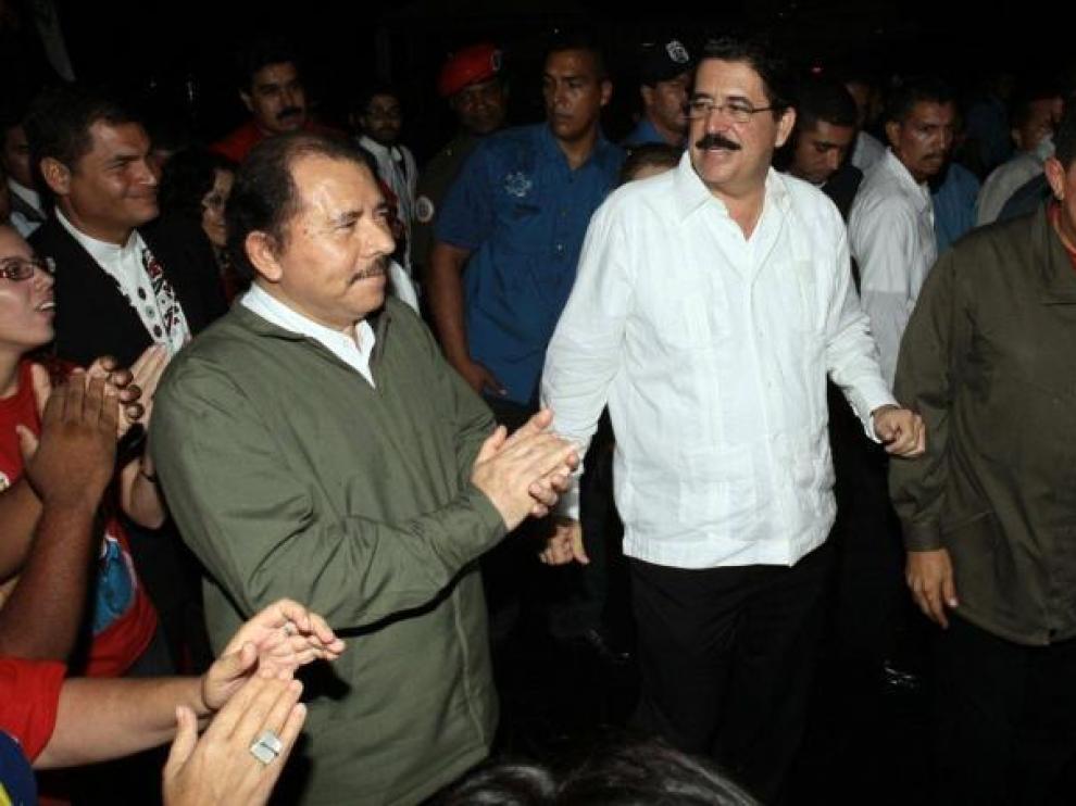 Manuel Zelaya (c), junto a los presidentes de Nicaragua, Daniel Ortega (i), y de Venezuela, Hugo Chávez, ayer en Managua.