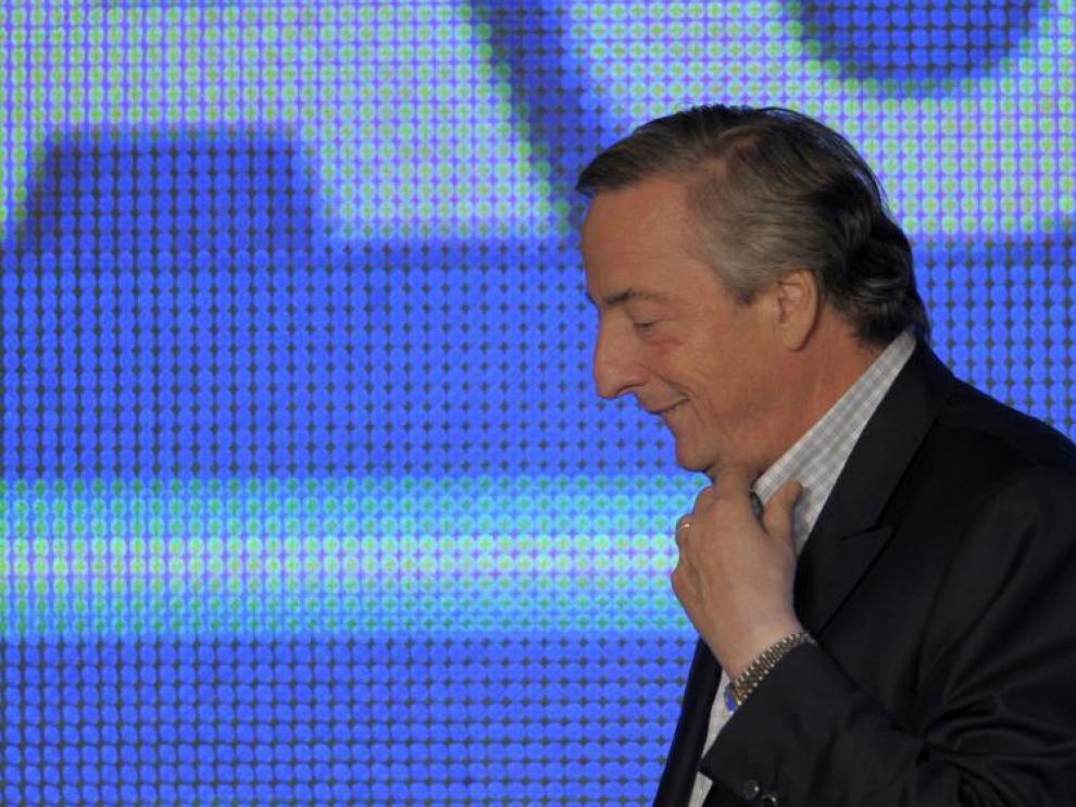 Néstor Kirchner ofreció el domingo una rueda de prensa tras su derrota en Buenos Aires.