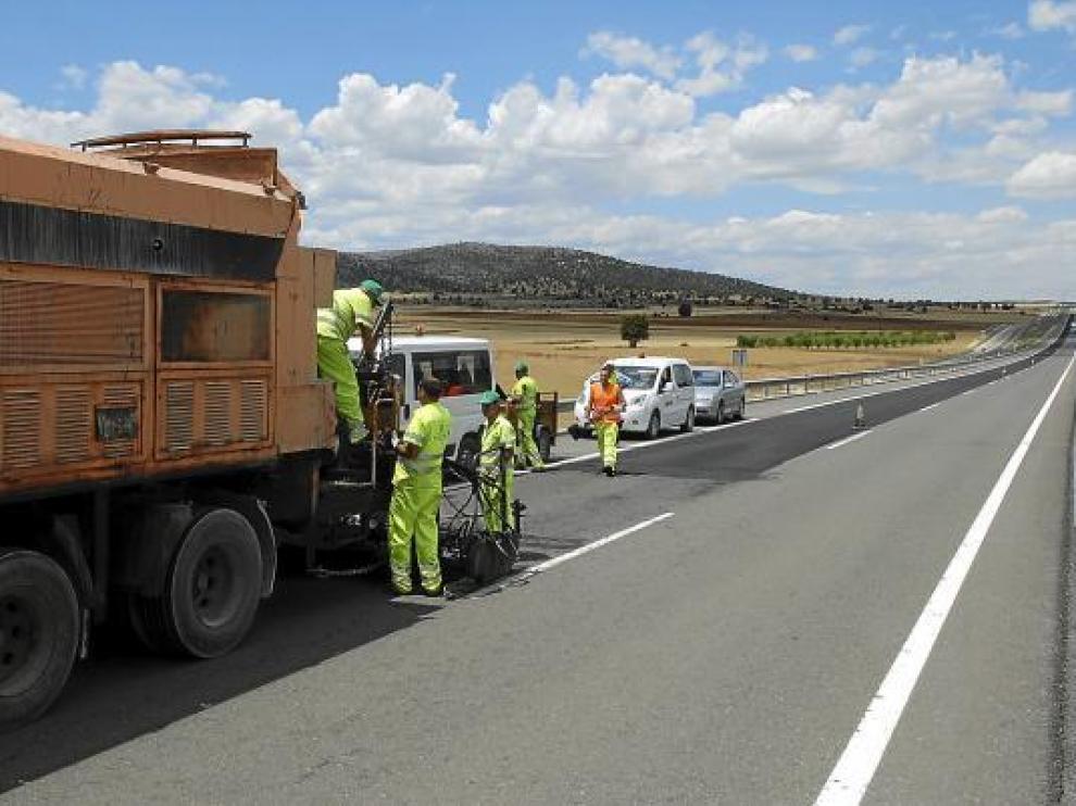 Reparación del pavimento en la autovía Mudéjar entre el puerto de Escandón y Sarrión.