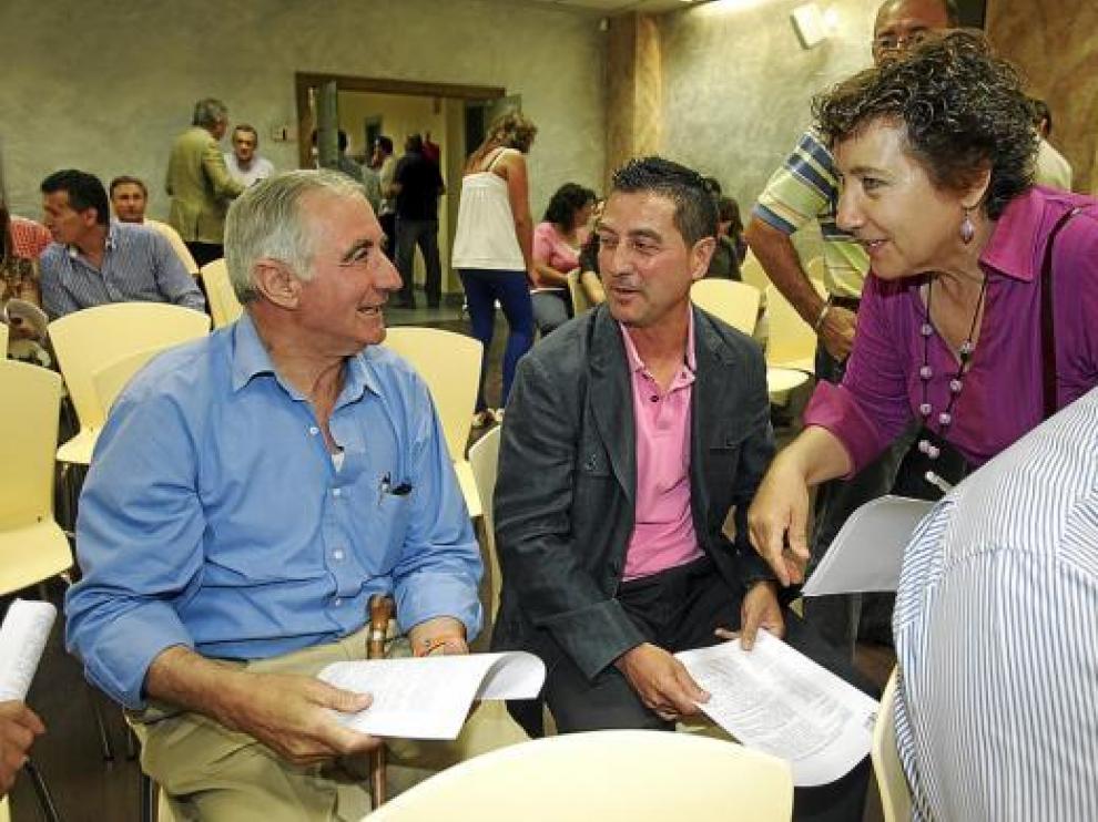 Jesús Solá, en el centro, en la última reunión del comité intercomarcal del PAR.
