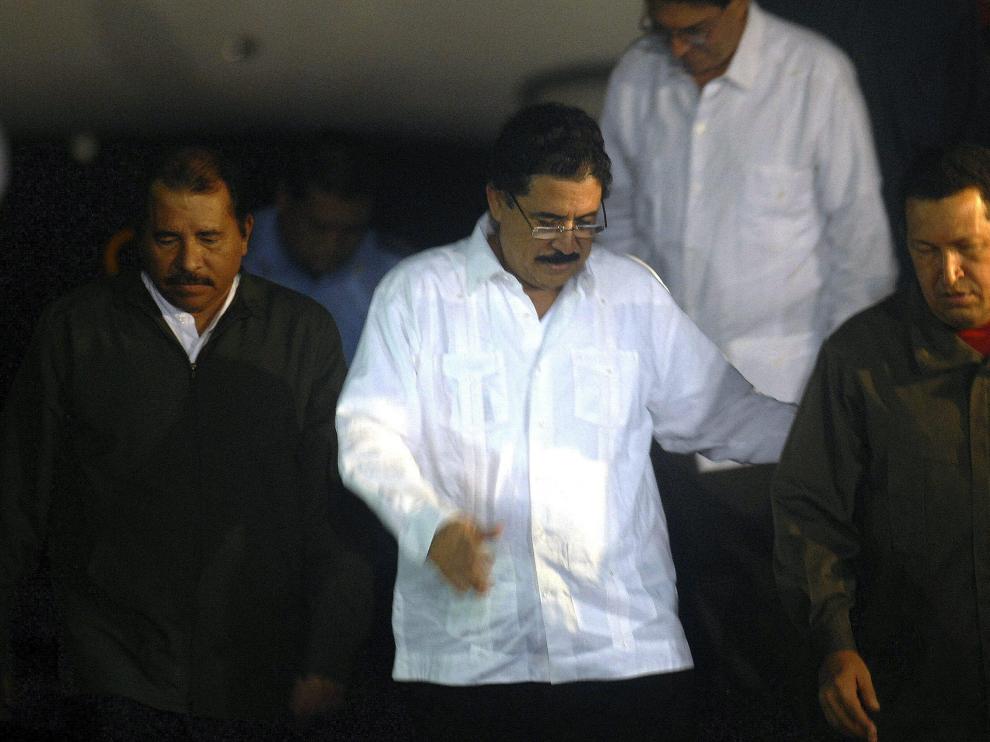 El presidente de Honduras, Manuel Zelaya (c), destituido por el Parlamento