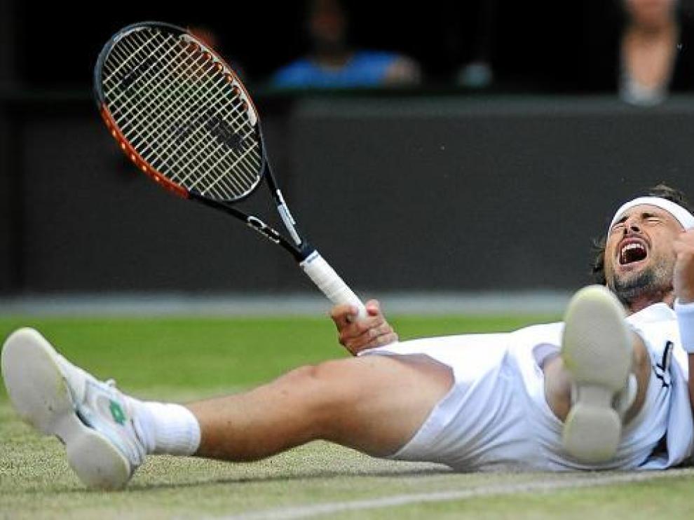 Juan Carlos Ferrero se tira al suelo tras vencer a Simon en octavos de final.