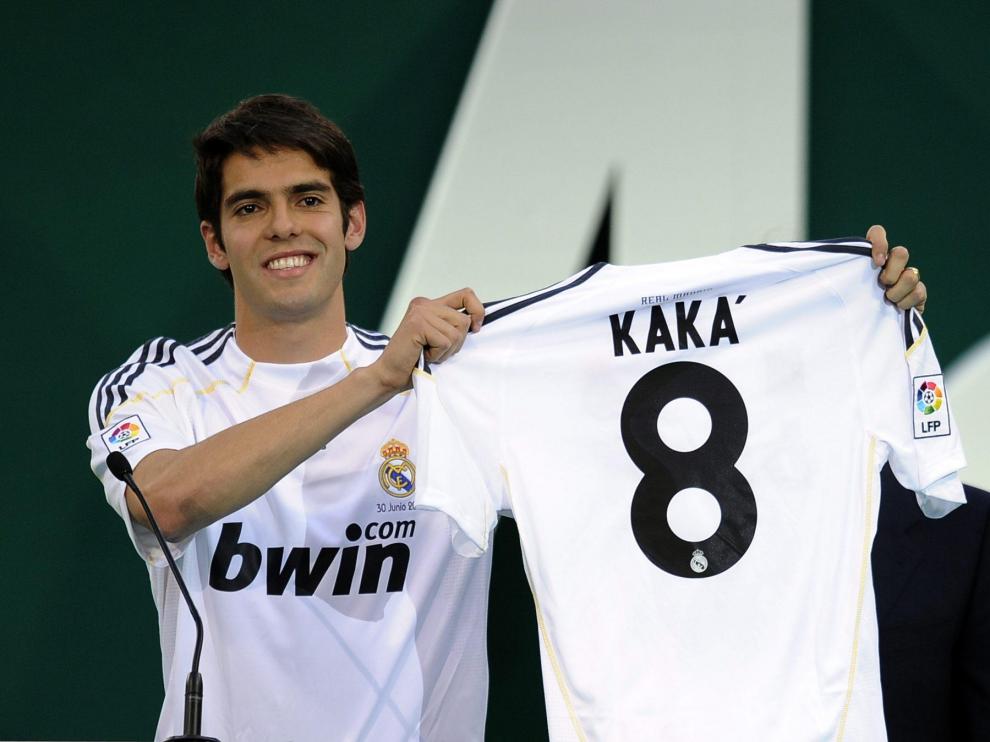 El Real Madrid presenta a Kaká en el Bernabéu con el dorsal número 8