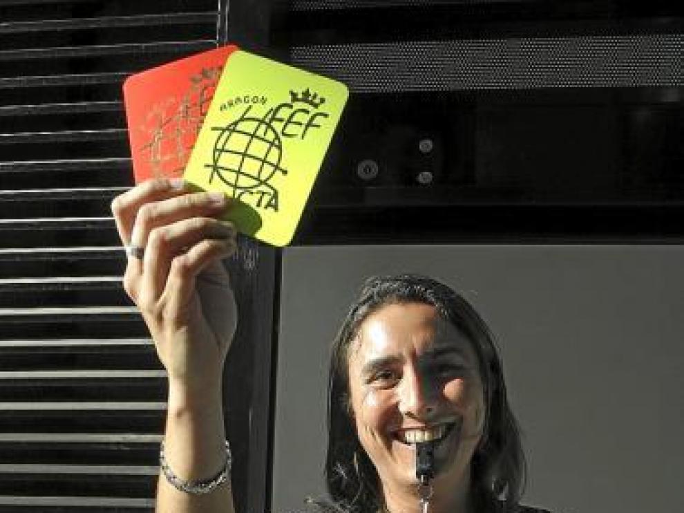 Marta Frías, con los aperos de trabajo.