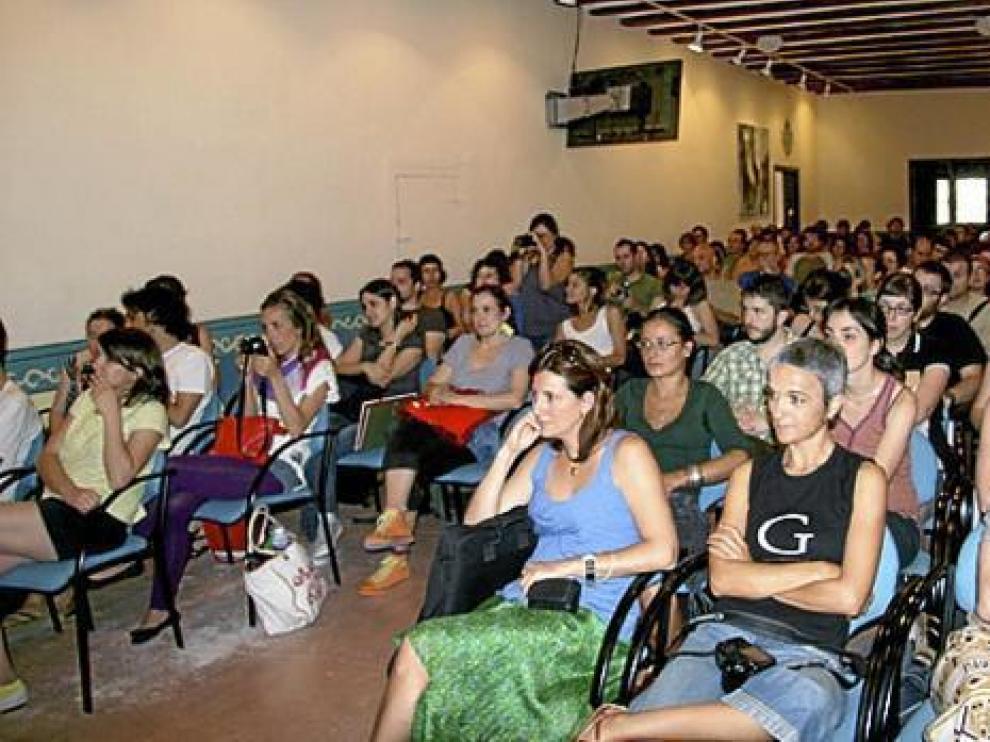 A la izquierda, taller impartido por Mandana Sadat. A la derecha, Isidro Ferrer con un alumno.