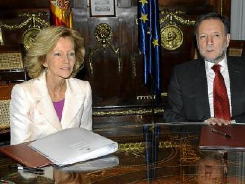La vicepresidenta Salgado e Iglesias, ayer, en Madrid.