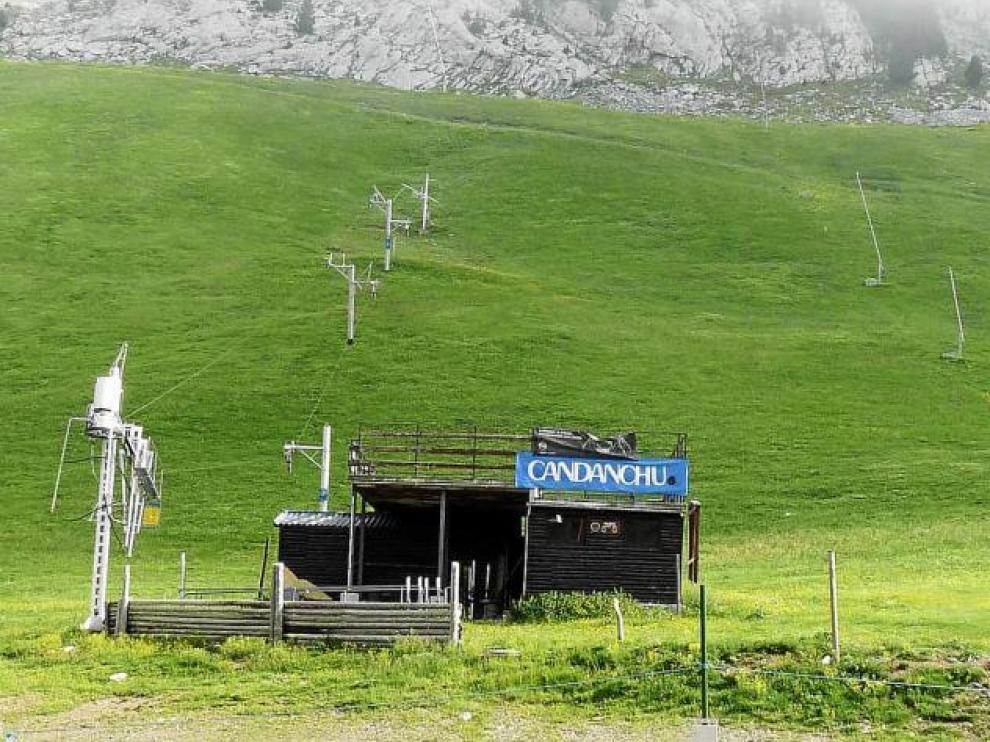 La estación de Candanchú, en la imagen uno de los remontes de la zona de seguridad, se prepara para la apertura veraniega.