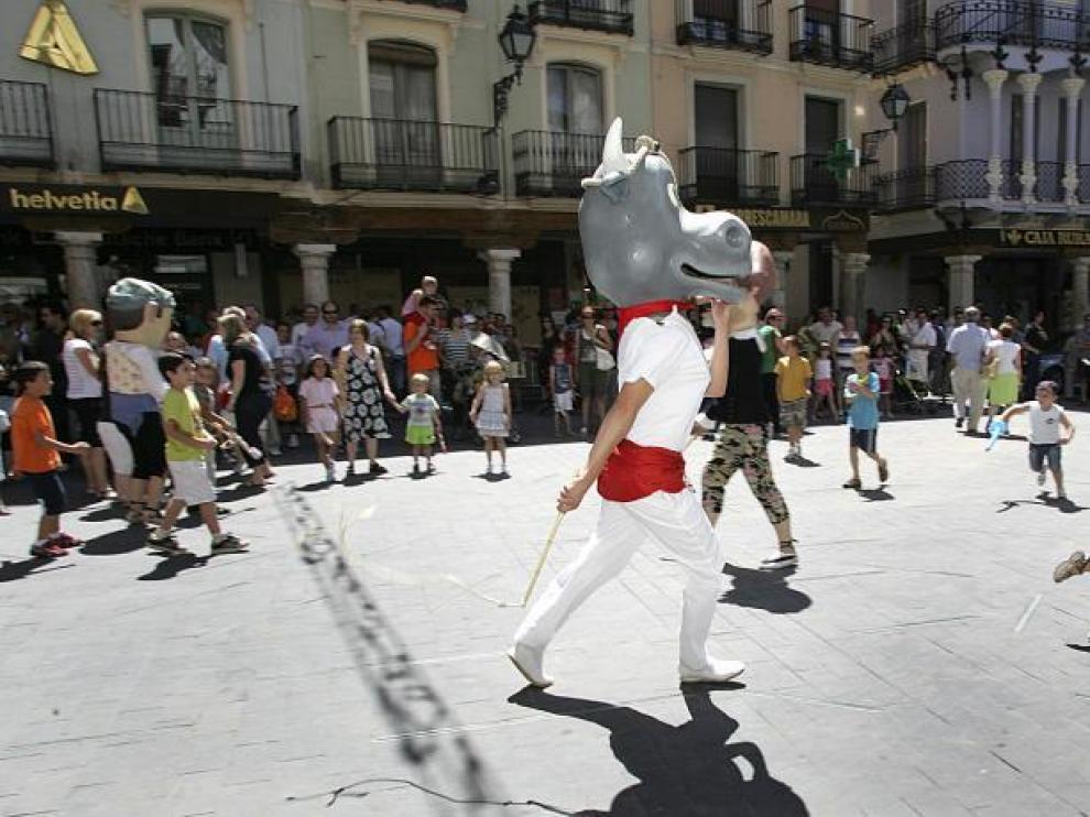 La principal atracción de la comparsa de gigantes y cabezudos fue el nuevo fichaje, 'El Ensogao', la flamante mascota de la Vaquilla.