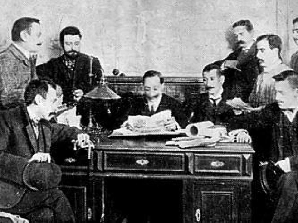 La redacción, en torno a 1916, con José Valenzuela y Mayayo al frente.