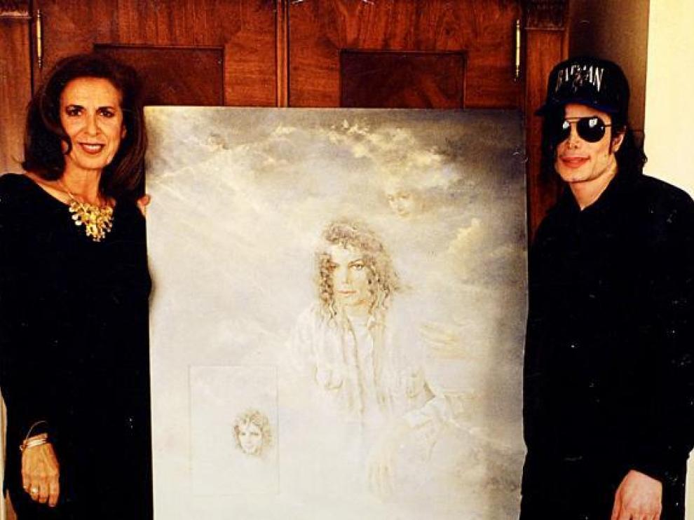La pintora aragonesa Nati Cañada posa con Michael Jackson el día que le hizo entrega del retrato.