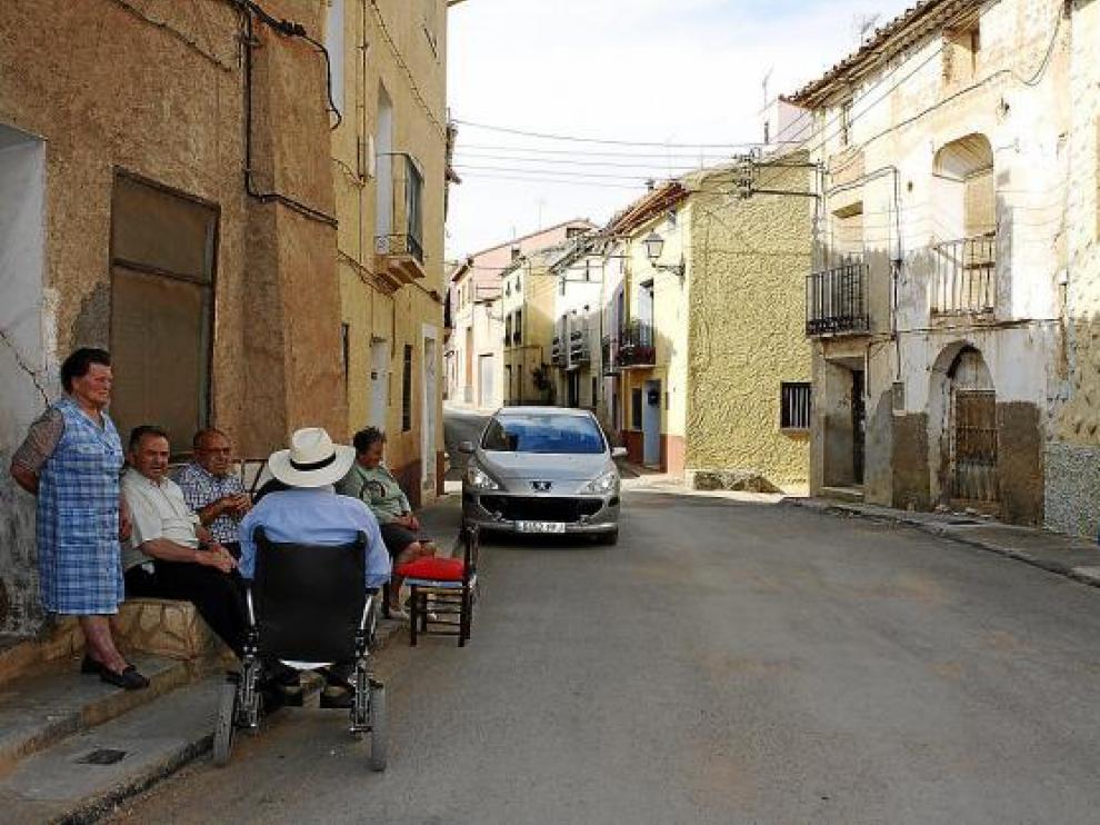 Vecinos de Lechago comentan la situación generada por el embalse en las calles del pueblo.