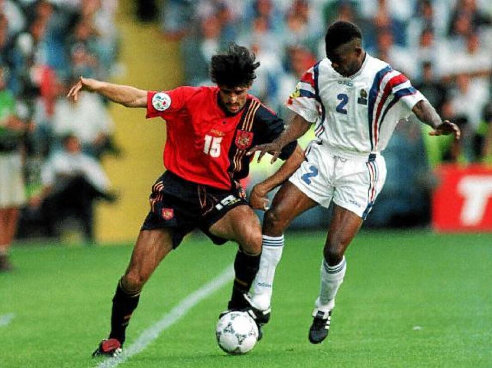 Caminero, en su etapa de jugador, con la camiseta de la selección española en la Eurocopa de 1996.