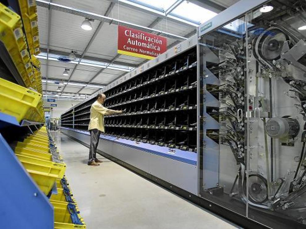 En estos más de 300 casilleros se colocan automáticamente las misivas con destino a Aragón.