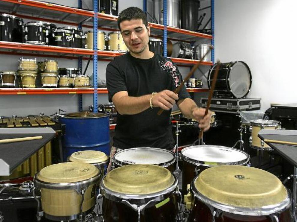 German Agullo, alumno de percusión, ensaya en el Conservatorio Superior de Música.