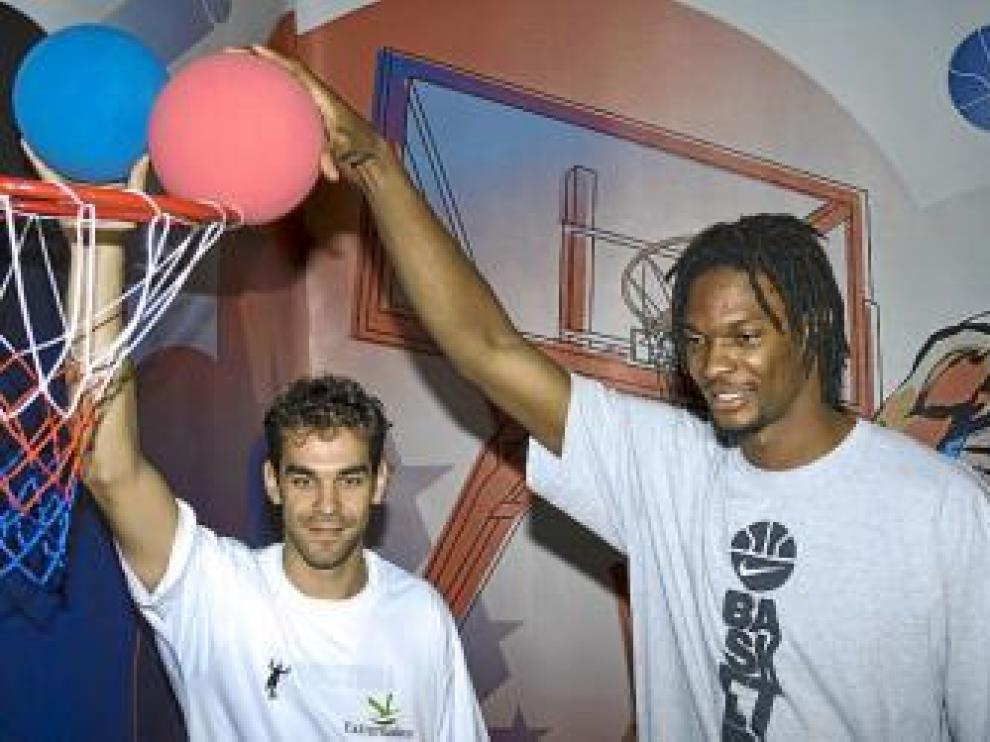 Chris Bosh acompañó a Calderón en la inauguración de su campus.