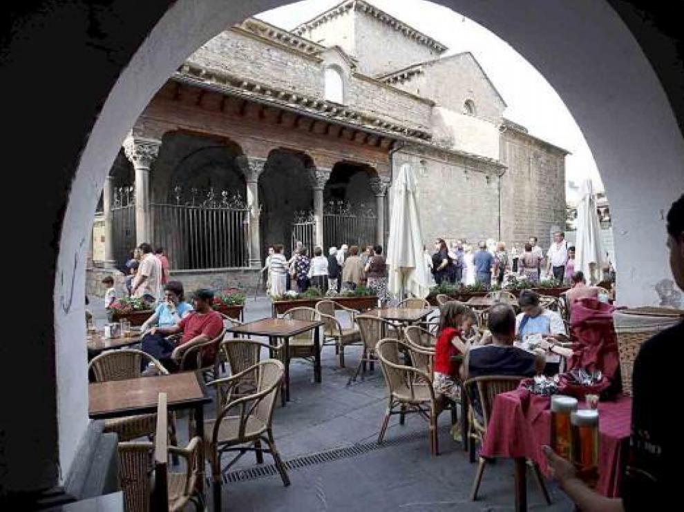 El entorno de la catedral de Jaca presentaba ayer un aspecto muy tranquilo.