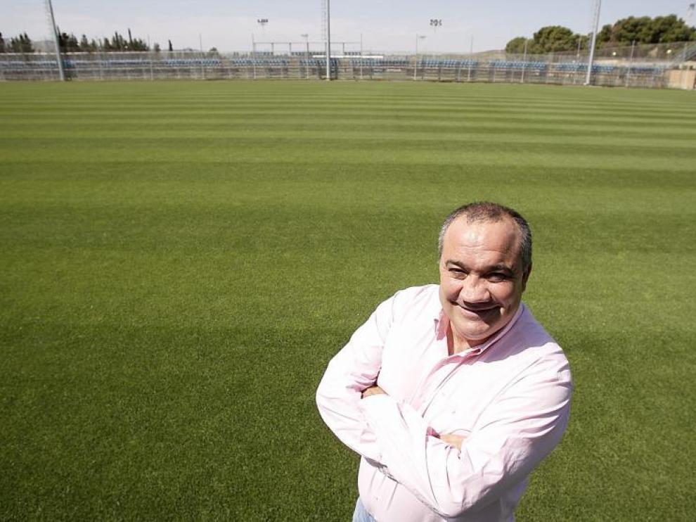 Ernesto Bello posa en uno de los campos de fútbol de la Ciudad Deportiva del Real Zaragoza.