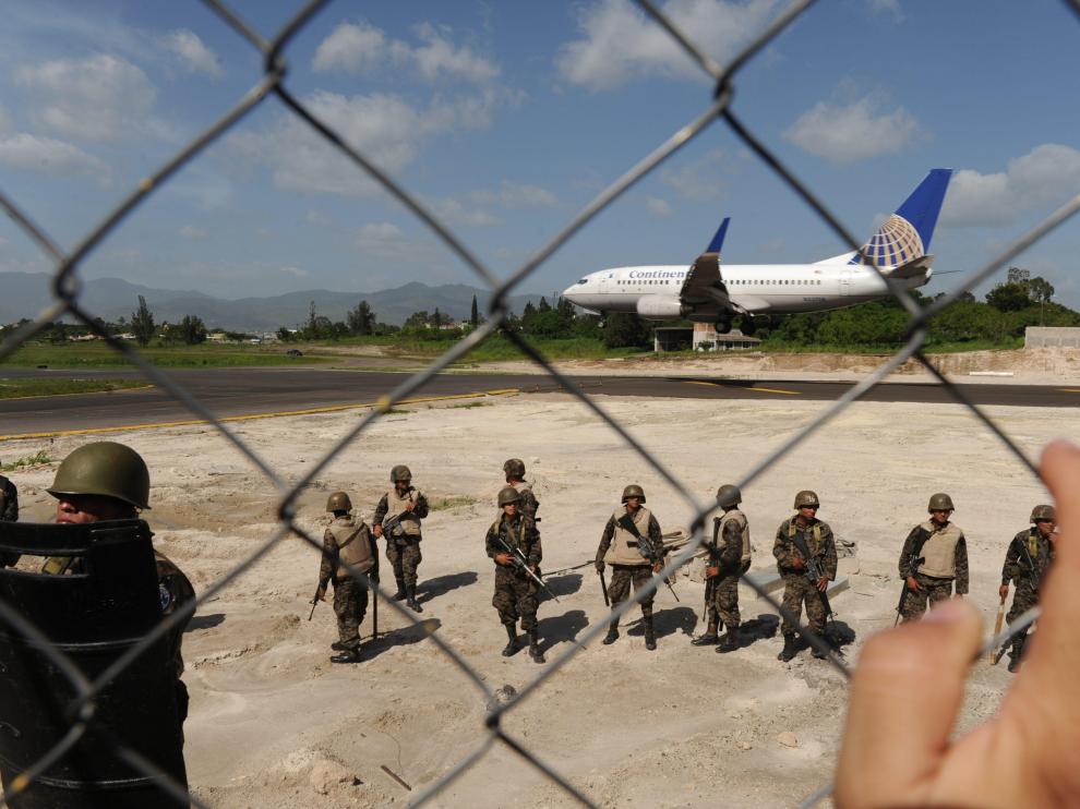 El aeropuerto Internacional de Toncontin vigilado por militares