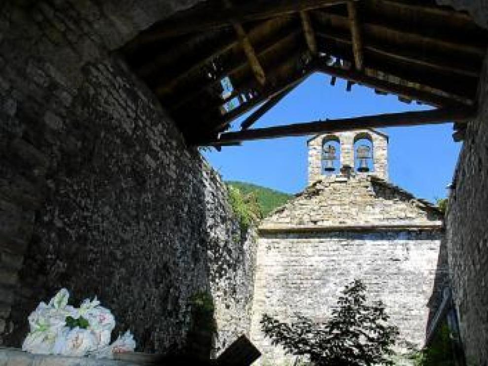 Iglesia de San Vicente Mártir de Aruej. Iglesia románica del siglo XI, cuya techumbre está también derruida. Los muros y el ábside están a punto de caerse.