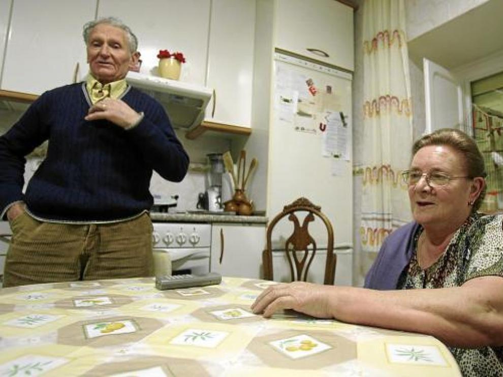Antonio Garvin y Dolores Labián en una foto de archivo tomada en la cocina de la casa del convento.